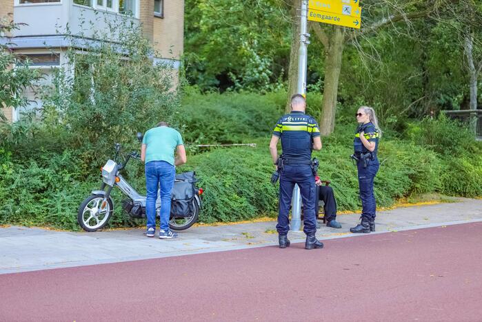Man op scooter gewond bij aanrijding