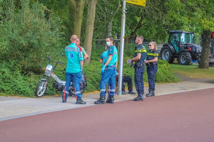 Man op scooter gewond bij aanrijding