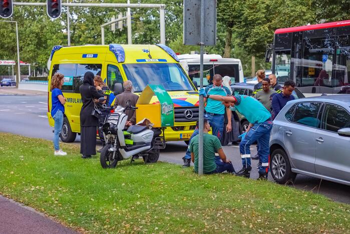 Bestelbus en personenauto met elkaar in botsing tijdens ander ongeval