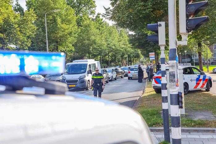 Bestelbus en personenauto met elkaar in botsing tijdens ander ongeval