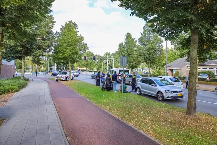 Bestelbus en personenauto met elkaar in botsing tijdens ander ongeval