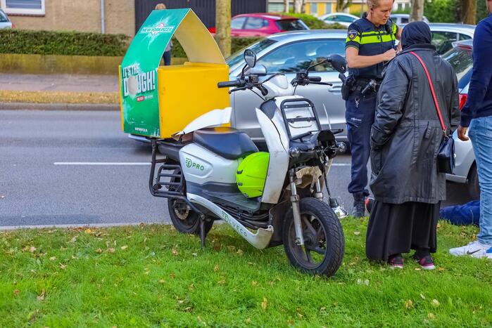 Bestelbus en personenauto met elkaar in botsing tijdens ander ongeval