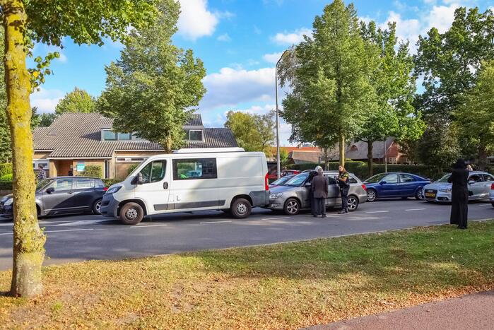 Bestelbus en personenauto met elkaar in botsing tijdens ander ongeval