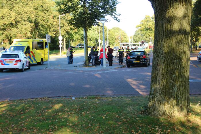 Bijrijder van brommer gewond door aanrijding
