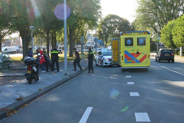 Bijrijder van brommer gewond door aanrijding