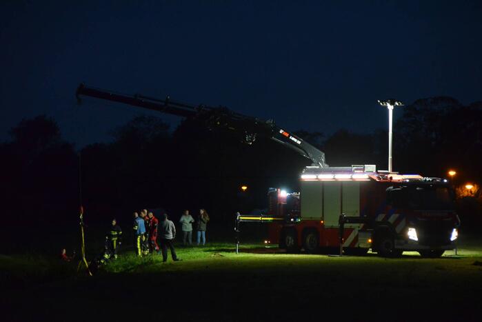 Brandweer takelt paard uit sloot