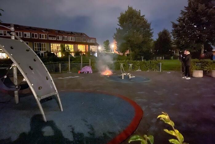 Folders in brand op speeltuin