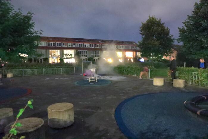 Folders in brand op speeltuin