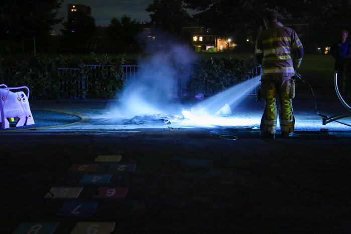 Folders in brand op speeltuin
