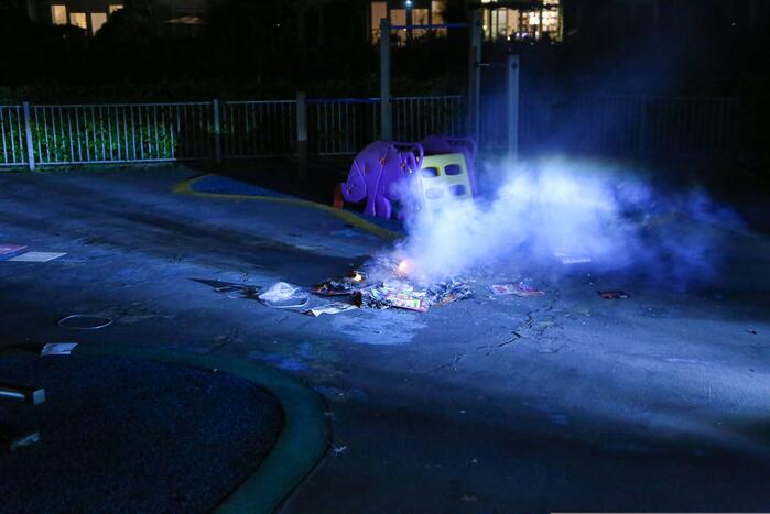 Folders in brand op speeltuin