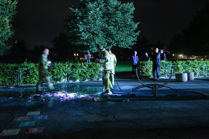 Folders in brand op speeltuin