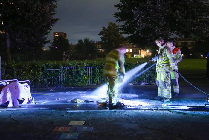 Folders in brand op speeltuin
