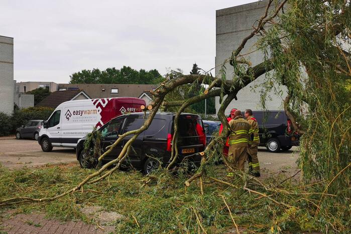 Tak breekt af en belandt op auto