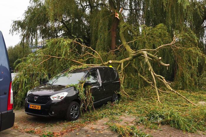 Tak breekt af en belandt op auto