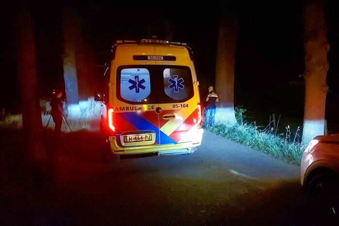 Scooterrijder gewond bij botsing tegen boom