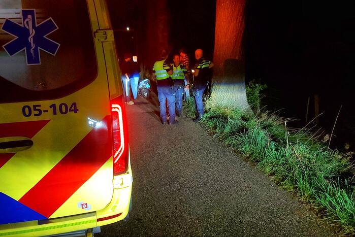 Scooterrijder gewond bij botsing tegen boom
