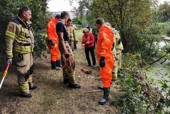 #Ede Brandweer haalt gestolen tas uit water Koekeltse Boslaan Ede.