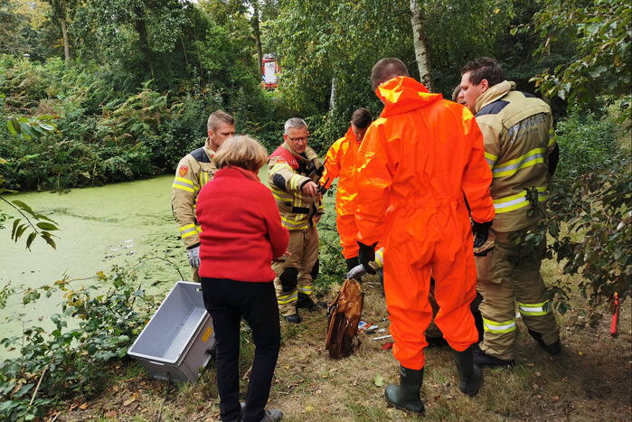 Brandweer haalt gestolen tas uit water