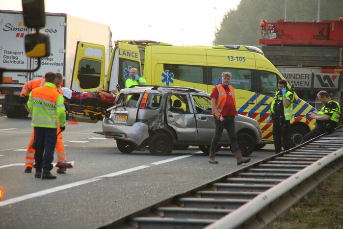 Auto in botsing met mobiele kraan