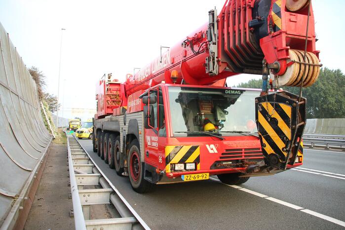 Auto in botsing met mobiele kraan