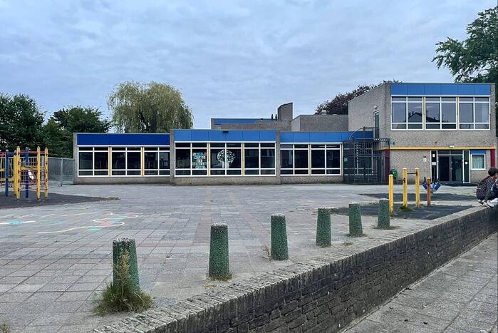 Persoon valt van dak van leegstaande RK basisschool Dr Ariëns