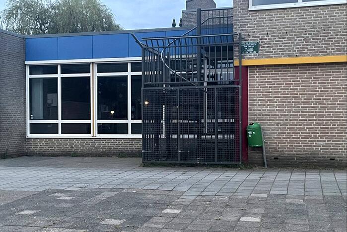 Persoon valt van dak van leegstaande RK basisschool Dr Ariëns