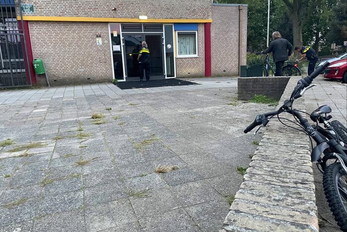 Persoon valt van dak van leegstaande RK basisschool Dr Ariëns