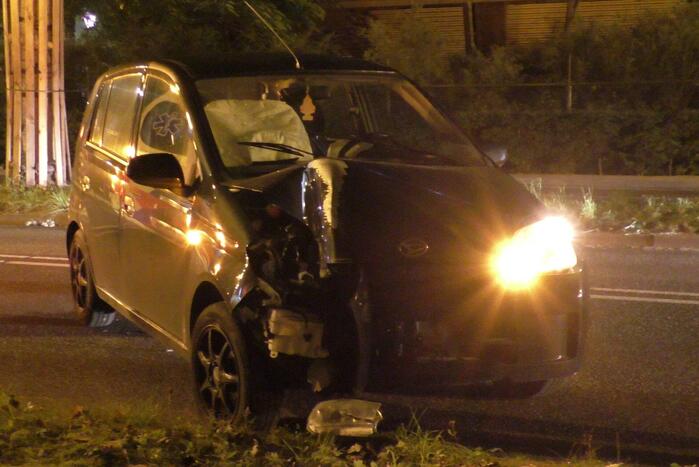 Auto botst tegen lantaarnpaal aan
