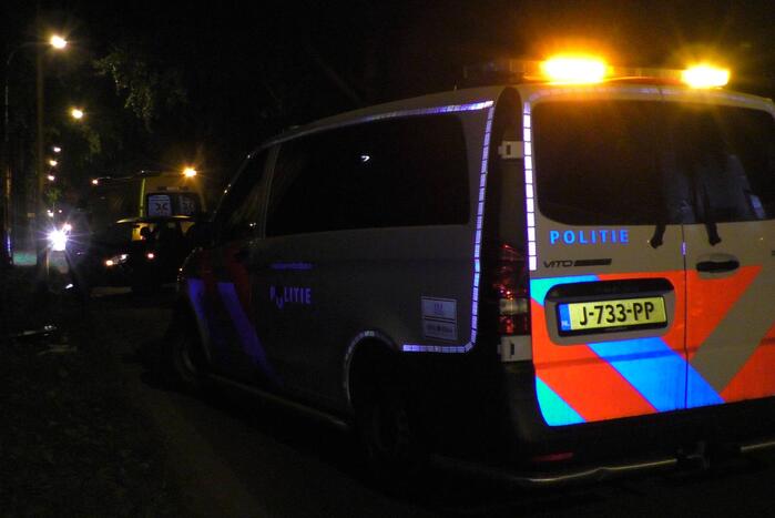 Auto botst tegen lantaarnpaal aan