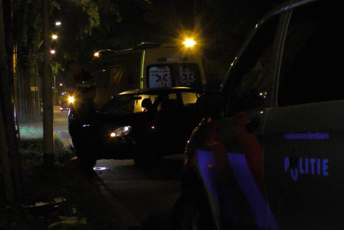 Auto botst tegen lantaarnpaal aan