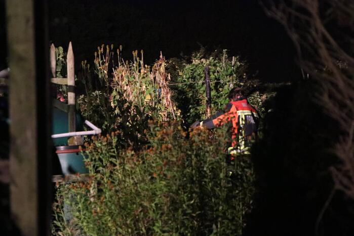 Tuinhuisje in vlammen opgegaan