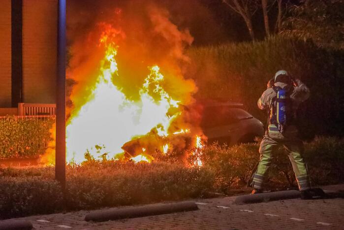 Brand in motorcompartiment van auto