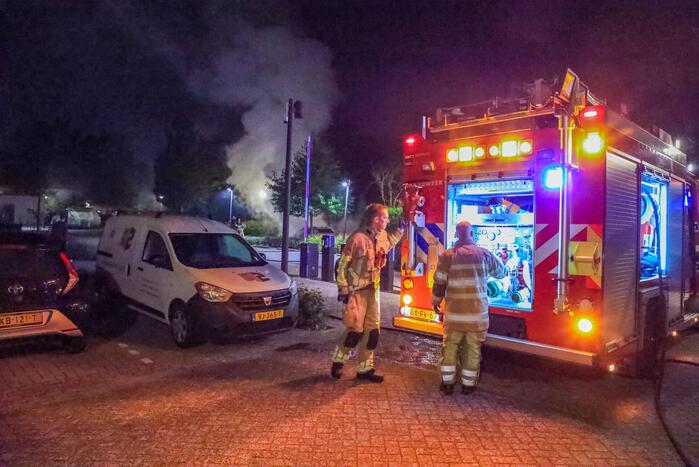 Brand in motorcompartiment van auto