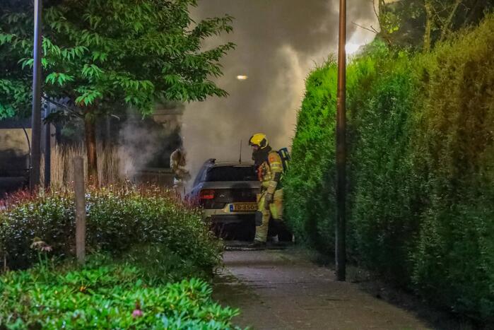 Brand in motorcompartiment van auto