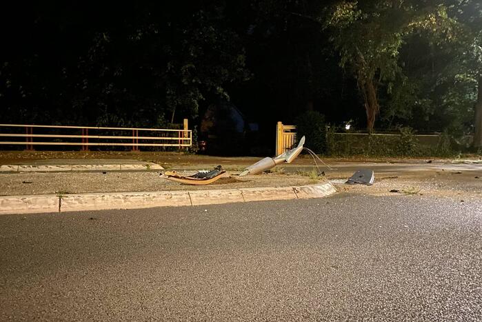 Auto op zijn kop tot stilstand na botsing tegen paal