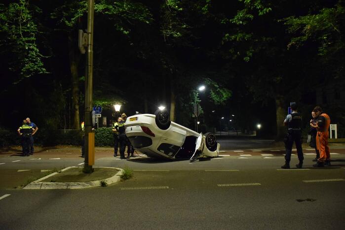 Auto op zijn kop tot stilstand na botsing tegen paal