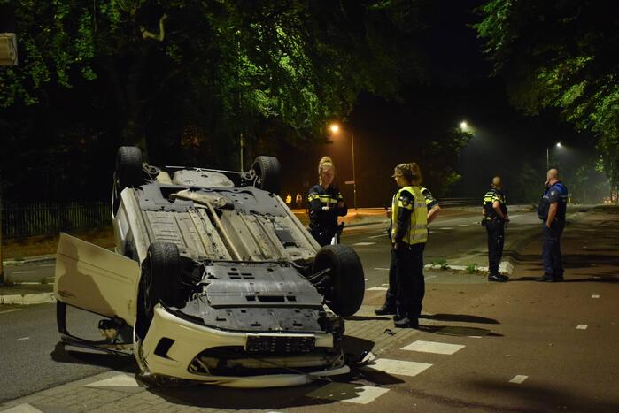 Auto op zijn kop tot stilstand na botsing tegen paal