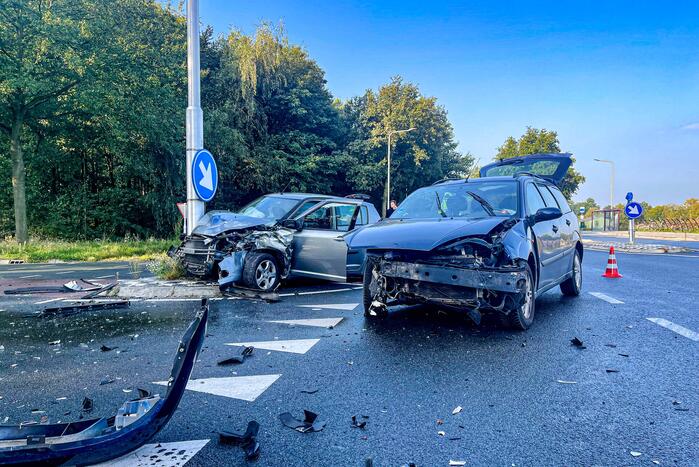 Hond gewond bij ongeval met twee auto's