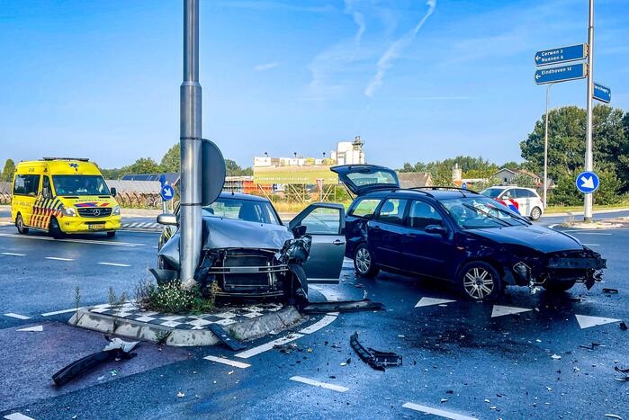 Hond gewond bij ongeval met twee auto's