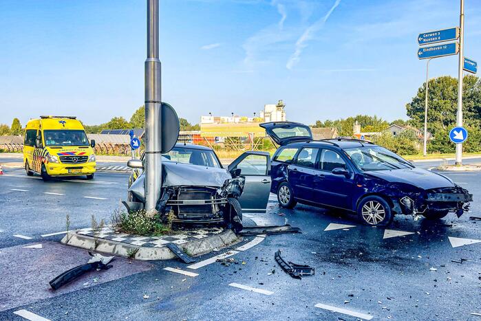 Hond gewond bij ongeval met twee auto's