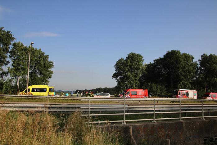 Hulpdiensten zoeken naar persoon in water