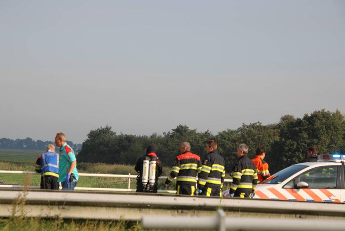Hulpdiensten zoeken naar persoon in water