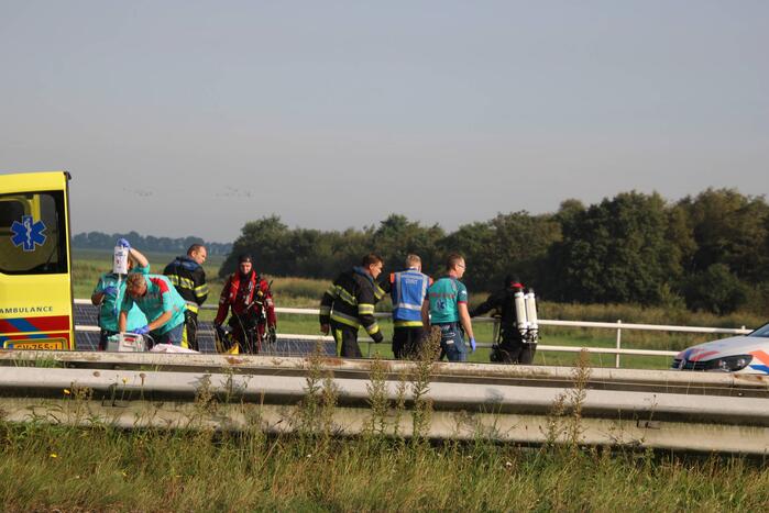 Hulpdiensten zoeken naar persoon in water