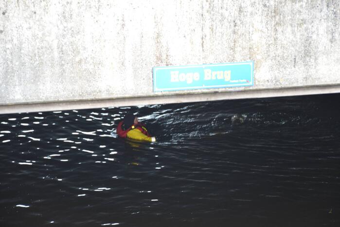 Hulpdiensten zoeken naar persoon in water