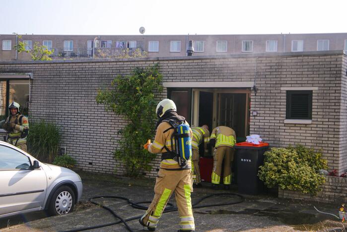 Bewoonster ademt rook in door brand in woning