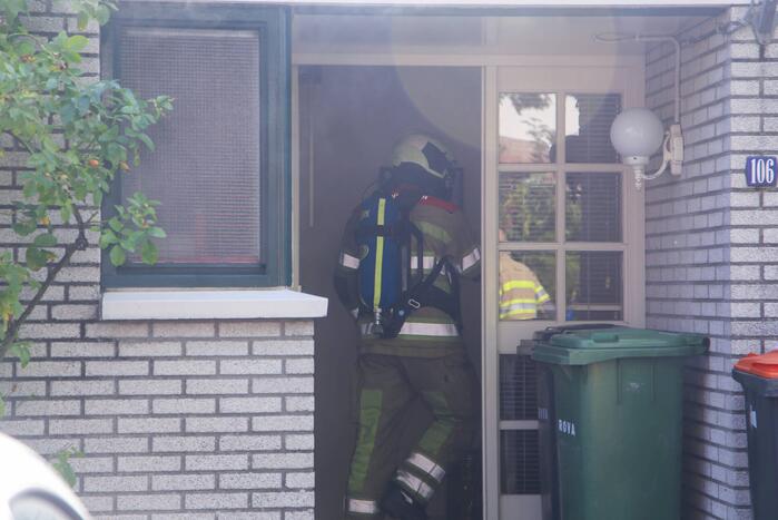 Bewoonster ademt rook in door brand in woning