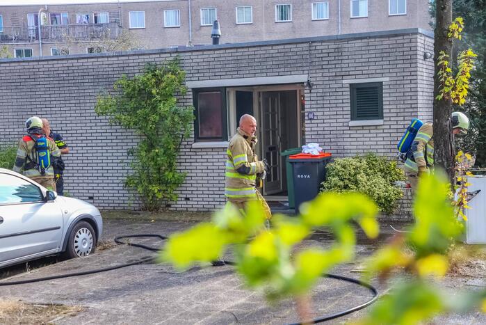 Bewoonster ademt rook in door brand in woning