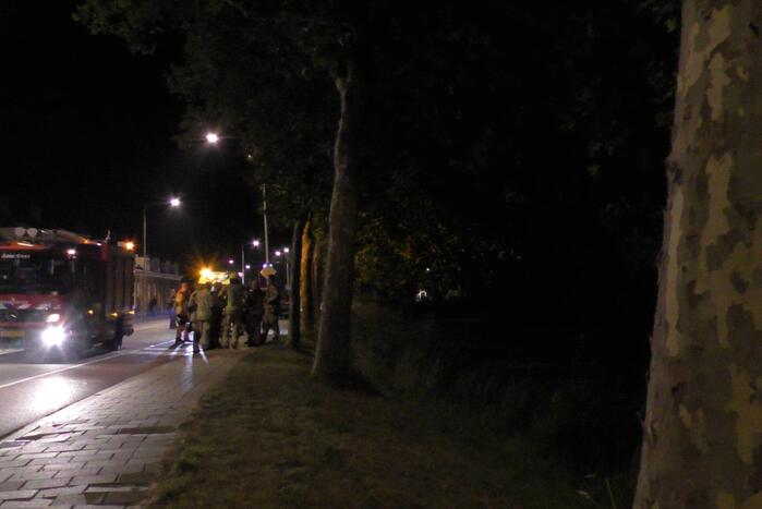 Man belandt in het water tijdens uitlaten van honden