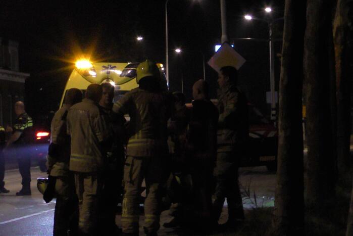Man belandt in het water tijdens uitlaten van honden