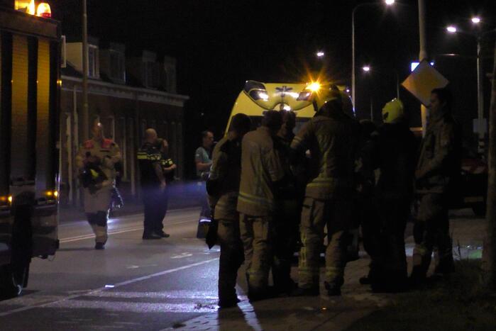 Man belandt in het water tijdens uitlaten van honden